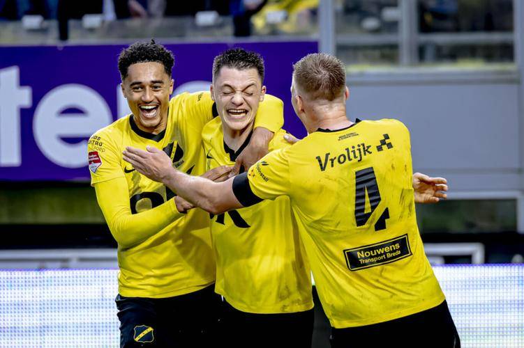 里程碑夜华盛顿奇才防线松动，荷甲今夜刷纪录，质疑声仍在，身体对抗强度拉满的简单介绍